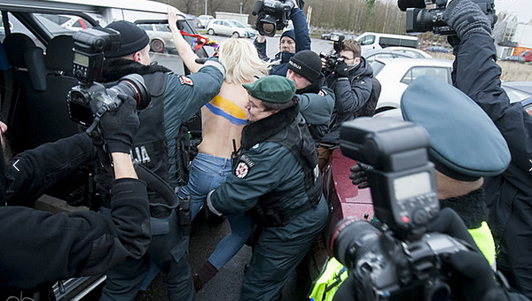 Активистка движения Femen устроила топлес-акцию на саммите Восточного партнерства в Вильнюсе