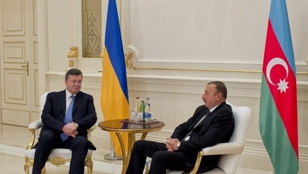 Президент Украины Виктор Янукович и президент Азербайджана Ильхам Алиев. Архивное фото