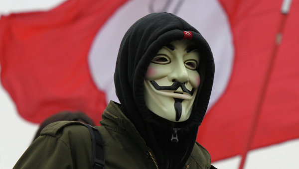 Участник митинга в маске Anonymous