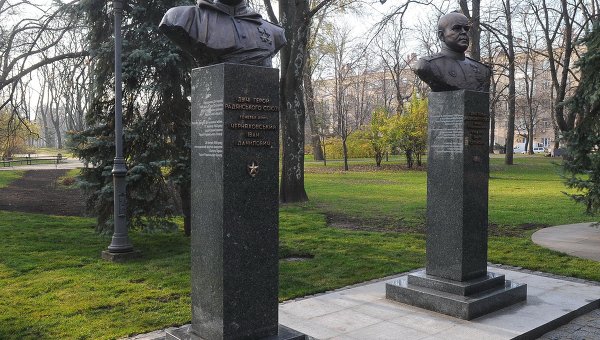 Бюсты Героям СССР Ивану Черняховскому и Петру Рыбалко открыты в Киеве