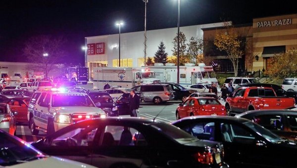 Полицейские на месте стрельбы в торговом центре Garden State Plaza в городе Парамус, США