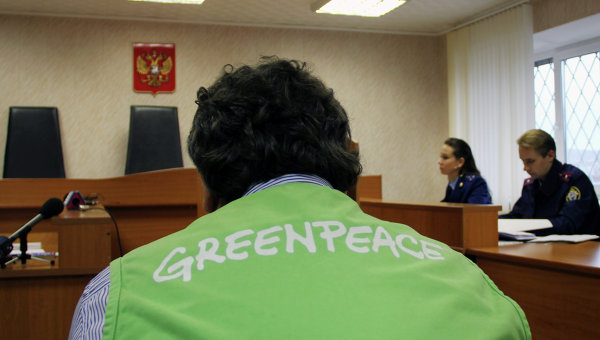 Суд Мурманска арестовал активистов Greenpeace из-за ЧП у платформы Приразломная