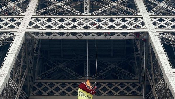 Акция Greenpeace на Эйфелевой башне в поддержку арестованных в РФ коллег