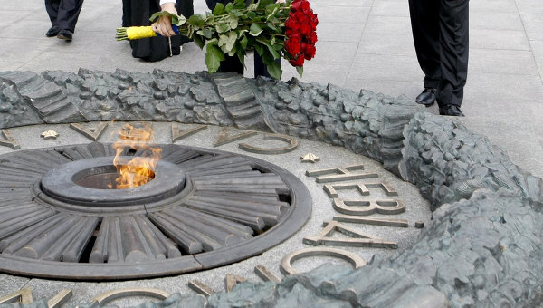 Возложения цветов к могиле Неизвестного солдата в Киеве, архивное фото