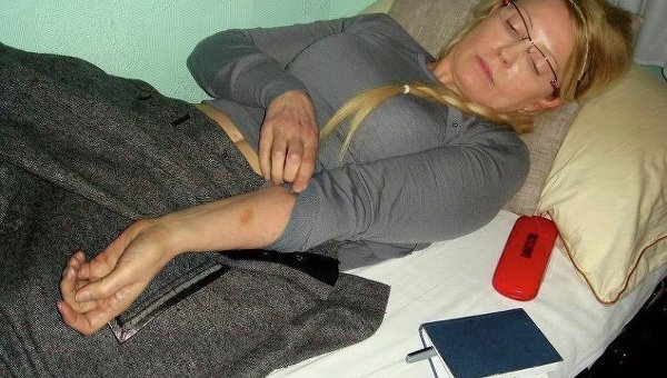 Юлия Тимошенко демонстрирует синяки на теле, архивное фото