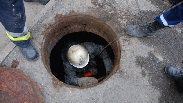Спасатели ищут мальчика, упавшего в канализационный колодец во Львове