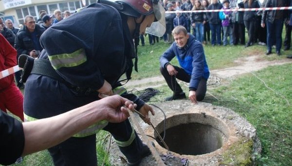 Спасатели ищут мальчика, упавшего в канализационный колодец во Львове