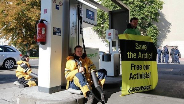 Активисты Greenpeace блокировали работу заправки Газпрома в Германии