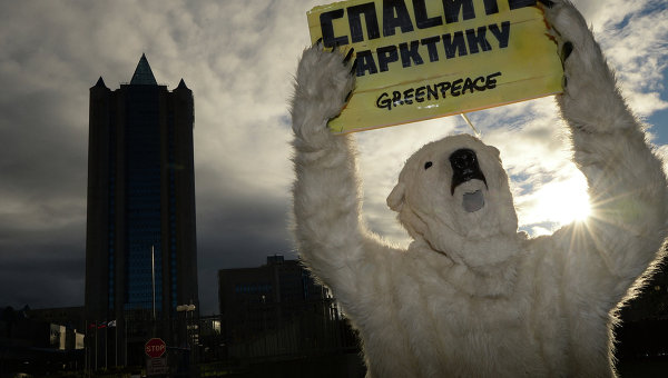 Пикет активиста Greenpeace у здания Газпром