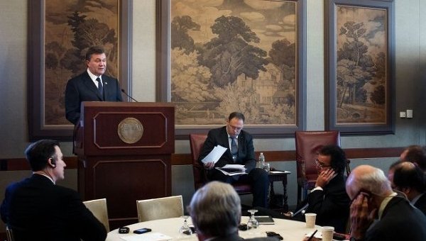 Виктор Янукович выступает на мировом экономическом симпозиуме в Гарвардском клубе Нью-Йорка