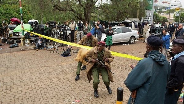 Военные у торгового центра в Найроби (Кения), фото с места события.