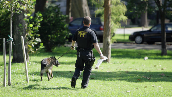 Американский полицейский со служебной собакой