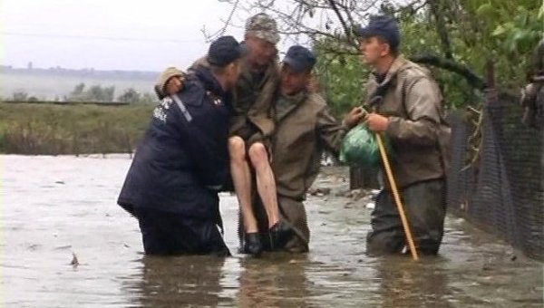 Спасатели эвакуируют людей из затопленного района в Одесской области