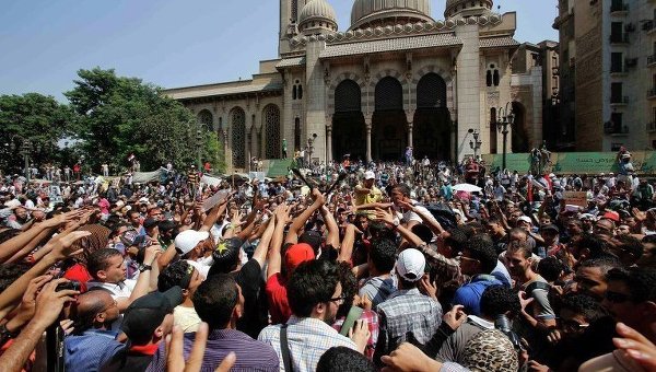 Протестующие у мечети Аль-Фатх в Каире