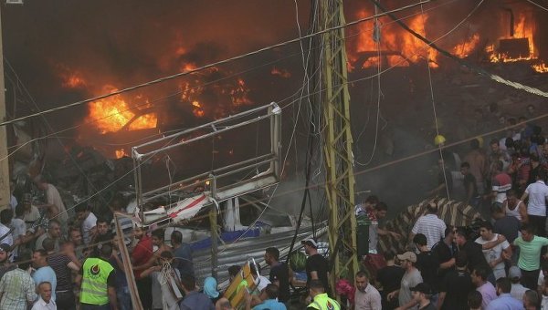 Пожар на месте взрыва в Бейруте в Ливане