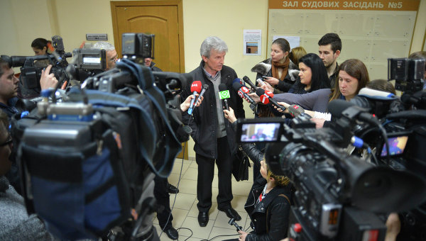 Адвокат Владимир Оленцевич дает интервью после заседания суда