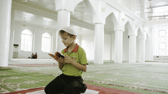 Юный мусульманин в мечети