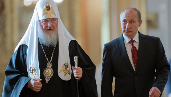 Президент России Владимир Путин (справа) и патриарх Московский и всея Руси Кирилл