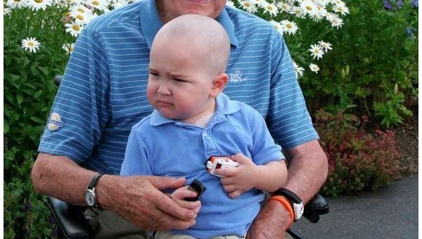 Буш-старший обрил голову, чтобы поддержать больного раком ребенка