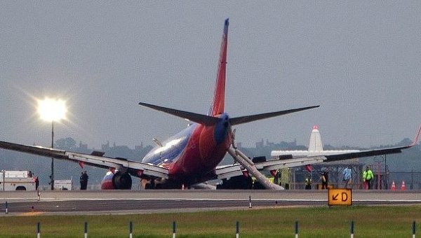 Самолет Boeing 737, совершивший жесткую посадку в нью-йоркском аэропорту Ла Гуардиа