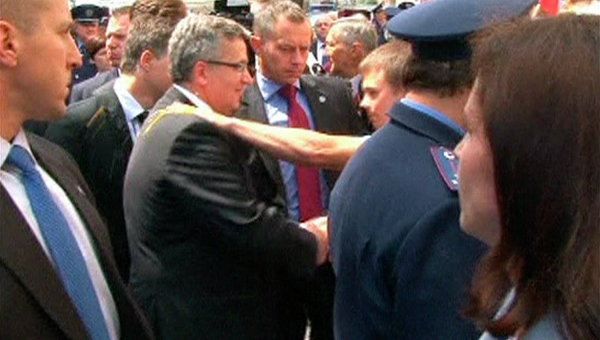 Парень разбивает яйцо на плече президента Польши Бронислава Коморовского