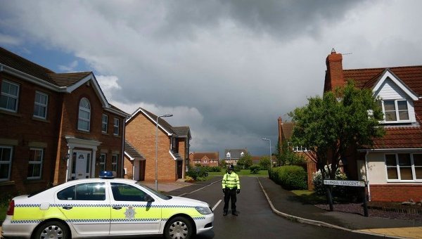 Полицейский дежурит недалеко от места преступления в Лондоне