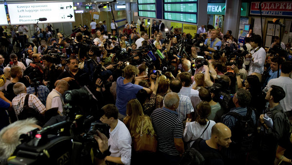 Журналисты в терминале F в аэропорту Шереметьево