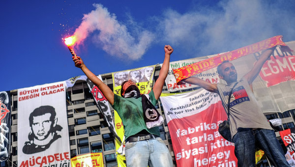 Протестующие на площади Таксим в Стамбуле