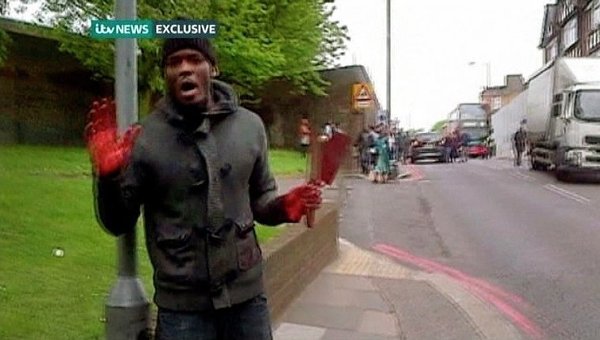 Мужчина с ножом в руках на месте убийства военнослужащего в Лондоне