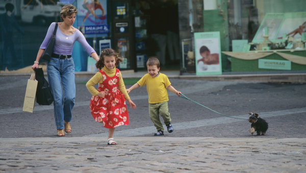 Парижанка на прогулке с детьми
