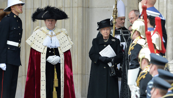 Королева Великобритании Елизавета II выходит из собора Святого Павла