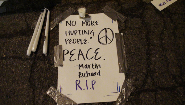 Надпись в память о погибших при взрыве в Бостоне