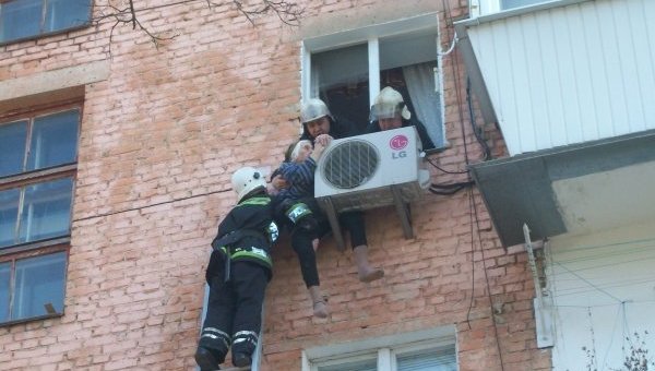 Женщина выпала из окна в Ровно
