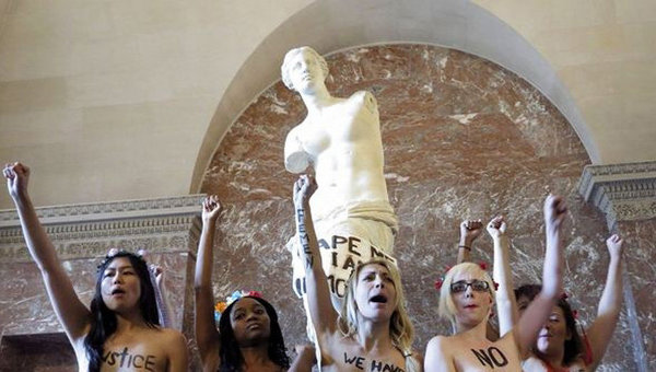 Топлес-акция FEMEN у статуии Венеры Милосской в Лувре