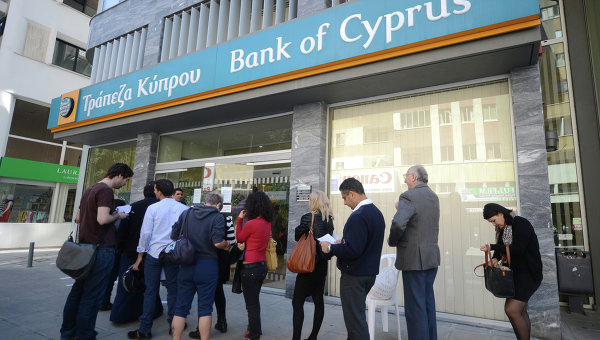 Жители у отделения одного из банков на Кипре
