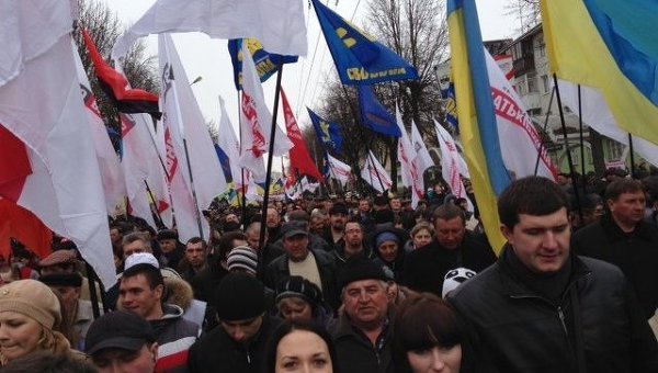 На митинге Вставай Украина! в Луцке собралось 10 тыс. человек
