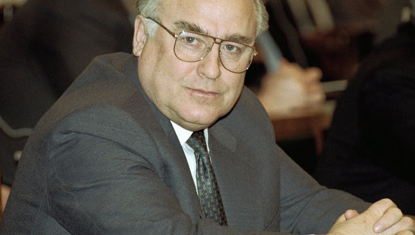 Виктор Черномырдин на VIII внеочередном Съезде народных депутатов РФ