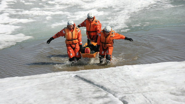 Показательное занятие МЧС по спасению людей на льду прошло в Новосибирске