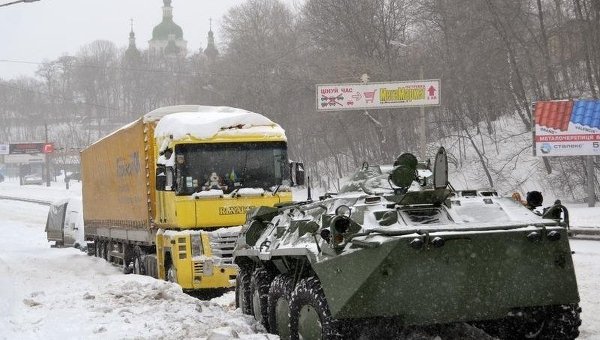 Военнослужащие на БТР очищают Киев от снежных заносов