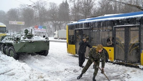 Военнослужащие убирают улицы от снежных заносов
