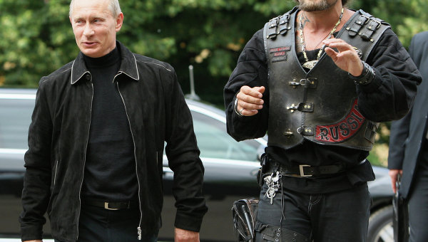 Владимир Путин и лидер Ночных волков Александр Залдостанов (Хирург)