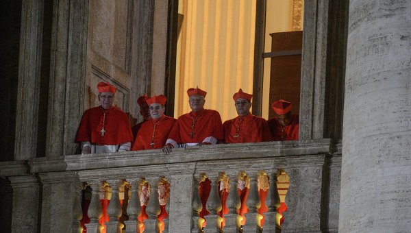 Кардиналы на балконе Собора святого Петра в Ватикане