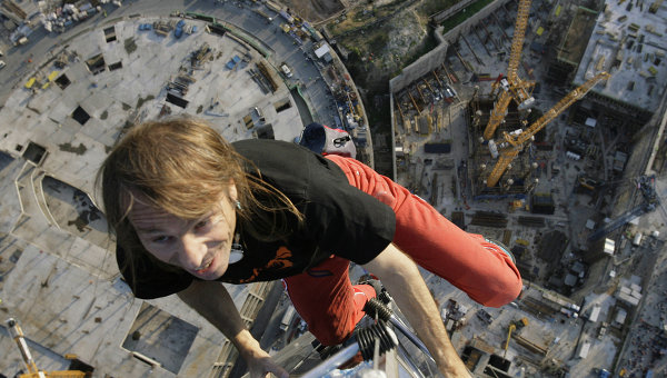 Человек-паук Ален Робер во время подъема на башню Федерация в Москве