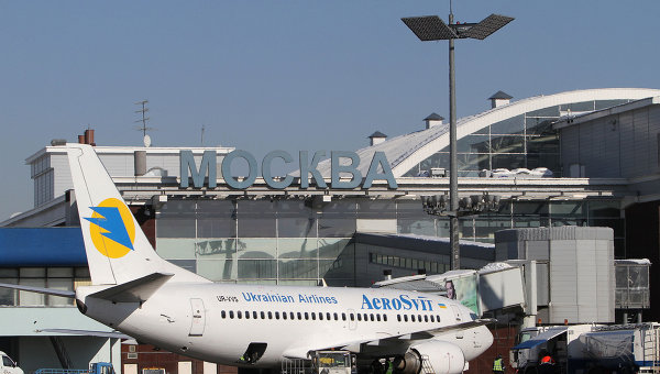 Boeing 737 украинской авиакомпании Аэросвит в международном аэропорту Внуково