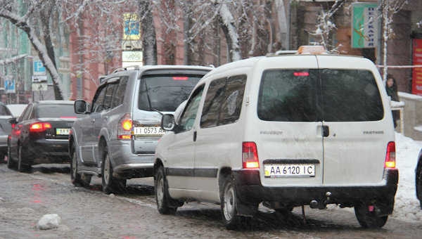 Снегопад стал причиной множества пробок на столичных дорогах