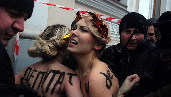 Задержание FEMEN перед первым заседанием Верховной Рады седьмого созыва
