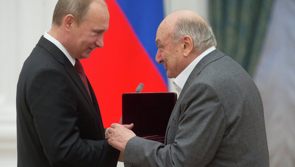 Владимир Путин наградил Михаила Жванецкего званием Народного артиста РФ