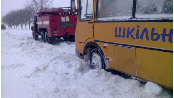 Сотни автомобилей попали в снежный плен на дорогах Украины