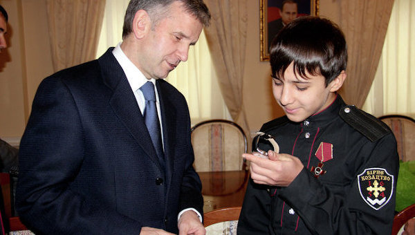 Киевскому школьнику, спасшему российский флаг, вручили часы от президента РФ