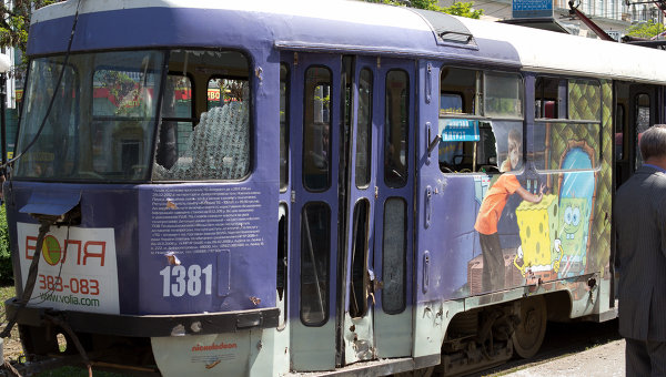 Трамвай на месте одного из серии взрывов, прогремевших в Днепропетровске